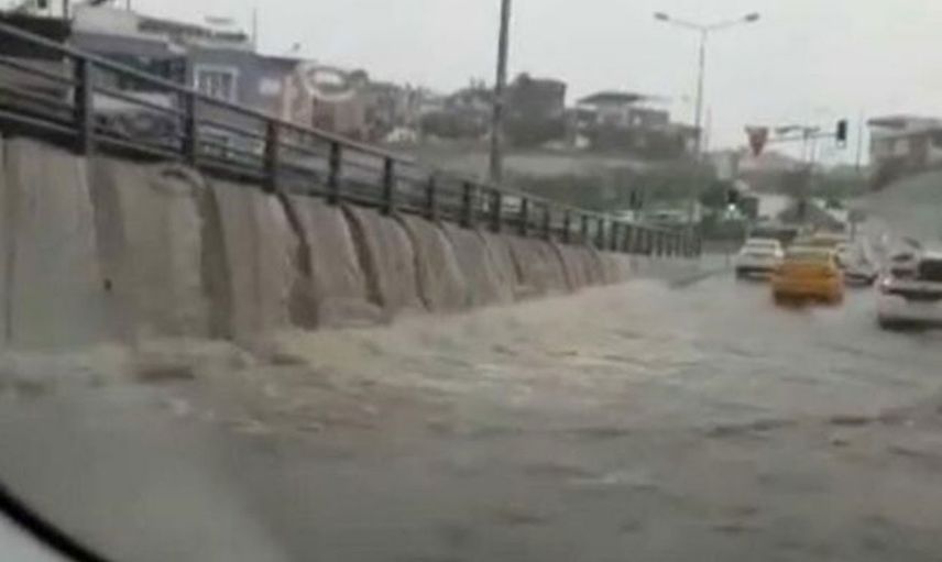 Sağanak yağış İzmir’i etkisi altına aldı: Sokaklar göle döndü