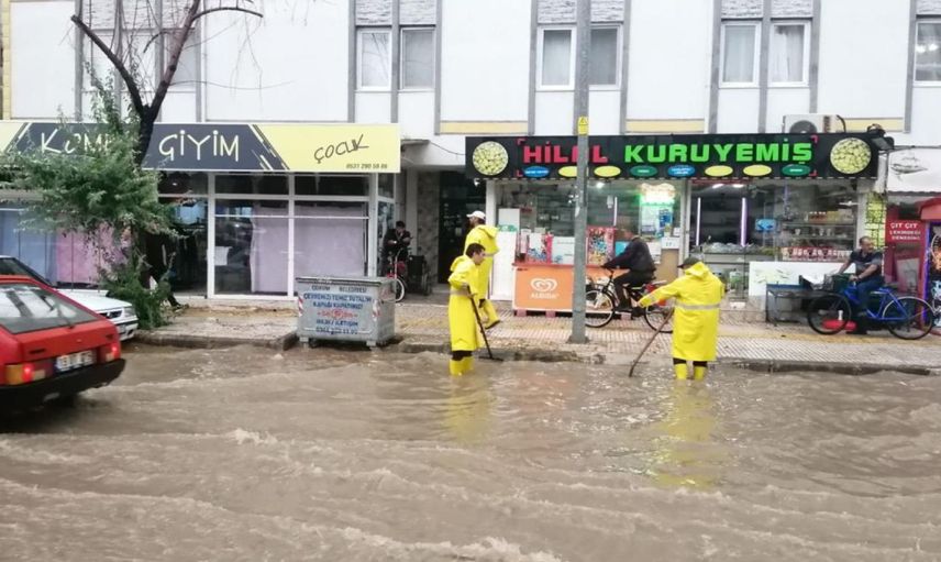 Sağanak yağış o ilde hayatı felç etti: Çok sayıda ev ve iş yeri sular altında kaldı