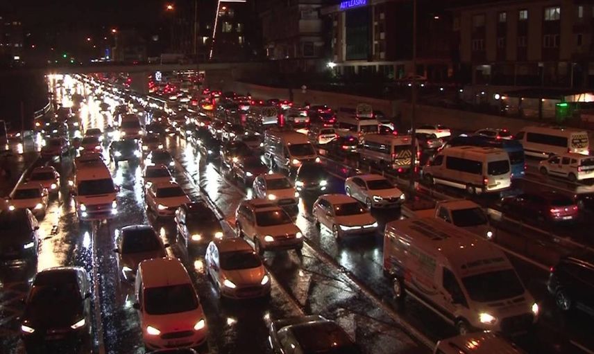 Sağanak yağış ulaşımı felç etti: İstanbul’da trafik yoğunluğu yüzde 90’a ulaştı