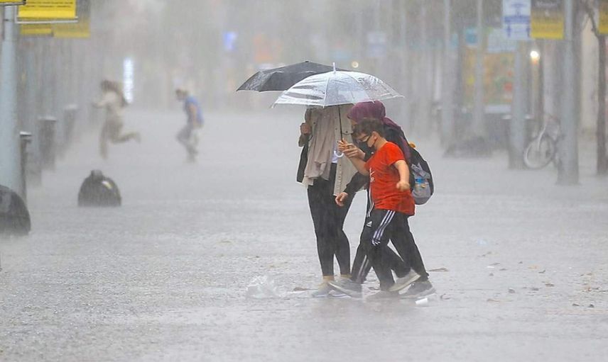 Sağanak yağışlar hız kesmeyecek: Meteoroloji’den tüm yurda uyarı