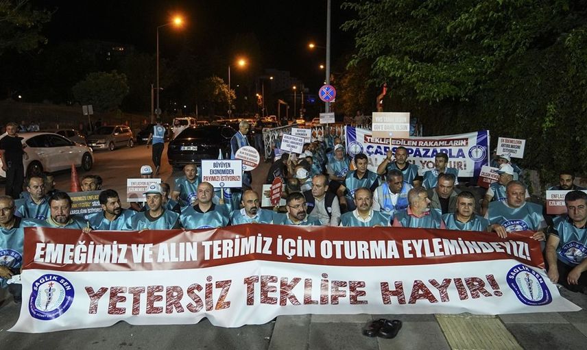 Sağlık-Sen 112 Dakikalık Oturma Eylemi Gerçekleştirdi