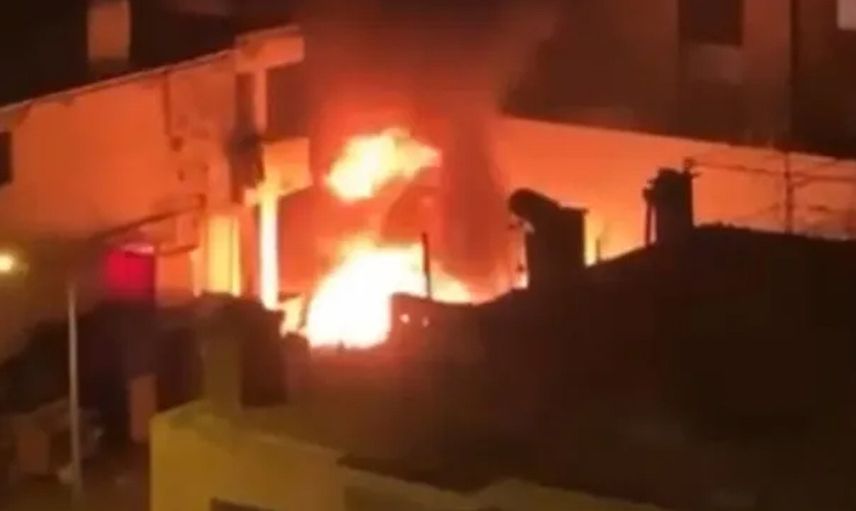 Sahur vaktinde çıkan yangın paniğe neden oldu: Alevler metrelerce yükseğe uzandı