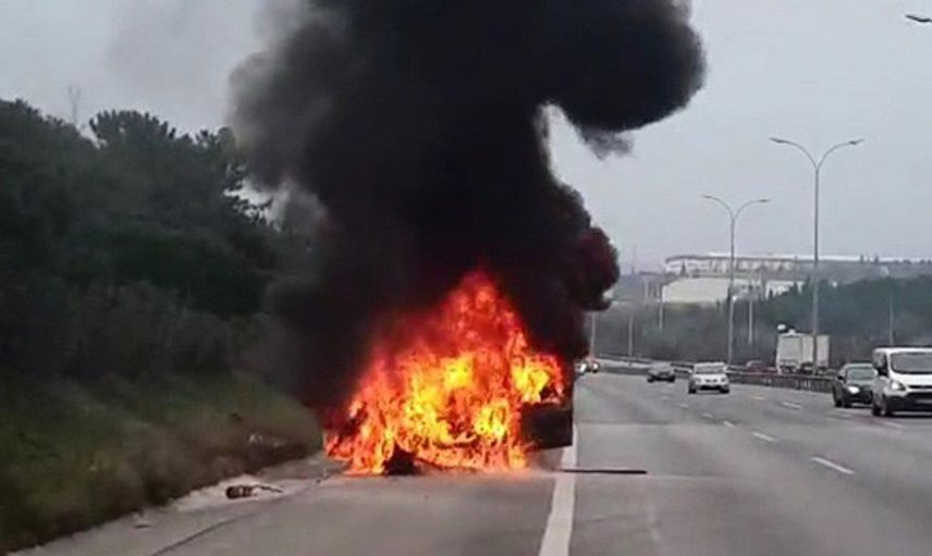 Sakarya Tem Otoyolu'nda Otomobil Yandı