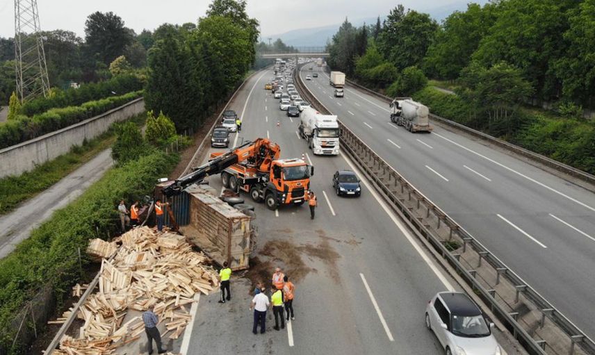 Sakarya TEM Otoyolunda Zincirleme Kaza: 13 Araç Birbirine Girdi
