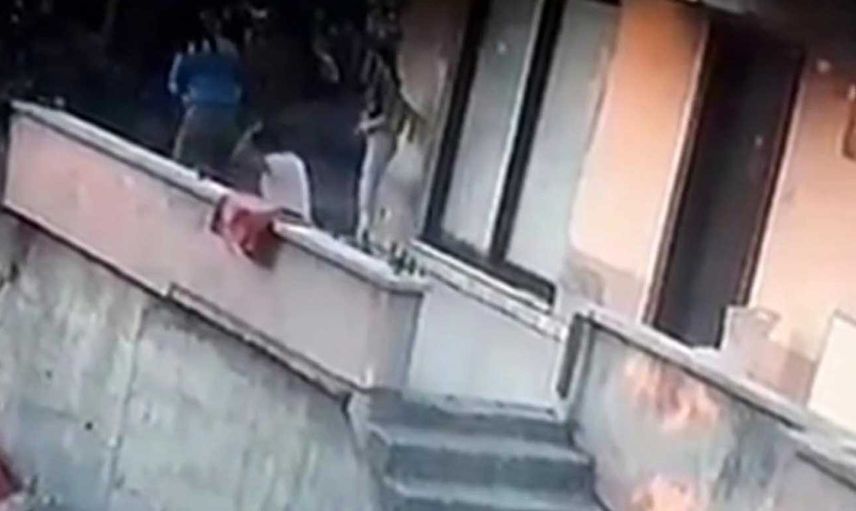Sakarya'da bir garip olay! Evinin önünde kızıyla sohbet eden adama Yorgun mermi isabet etti kızının gözü önünde yere yığıldı