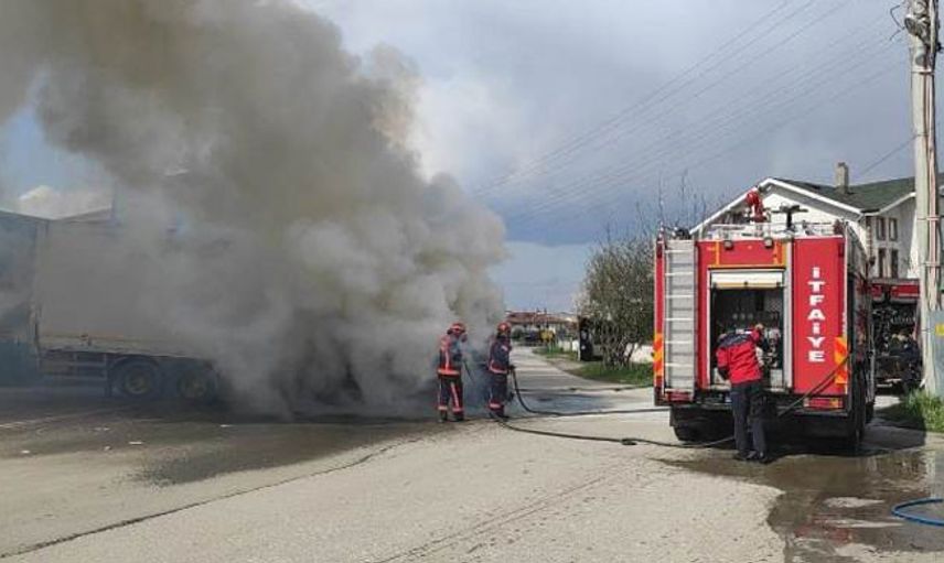 Sakarya’da Bir Kamyon Sevkiyat Sırasında Yanarak Küle Döndü