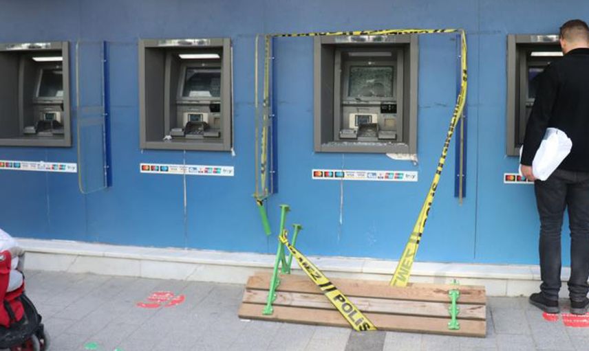 Sakarya'da bu kadarı da olmaz dedirten olay! Yanında taşıdığı bankla ATM parçaladı