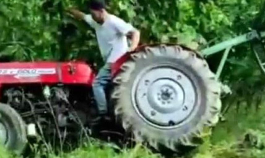 Sakarya’da Devrilen Traktörden Şans Eseri Kurtuldu