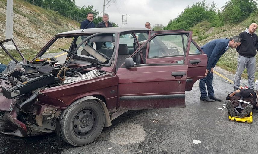 Sakarya'da iki otomobil kafa kafaya çarpıştı: 3 kişi yaralandı!