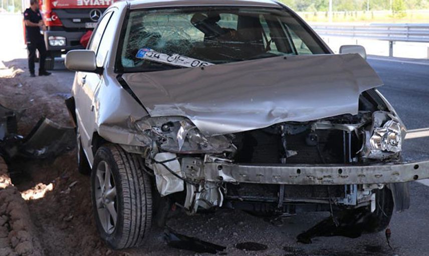 Sakarya’da Kontrolden Çıkan Araç Bariyerlere Çarparak Durabildi