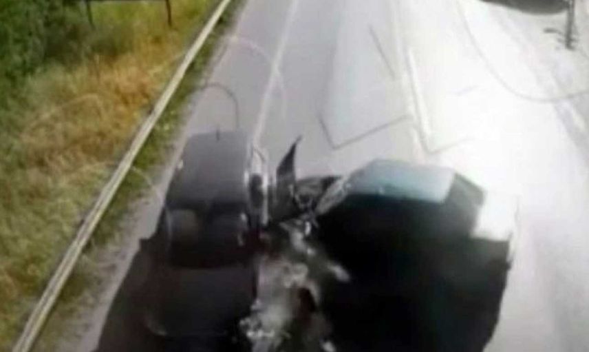 Sakarya'da korkunç kaza! İki araç kafa kafaya çarpıştı: O anlar kameralara yansıdı