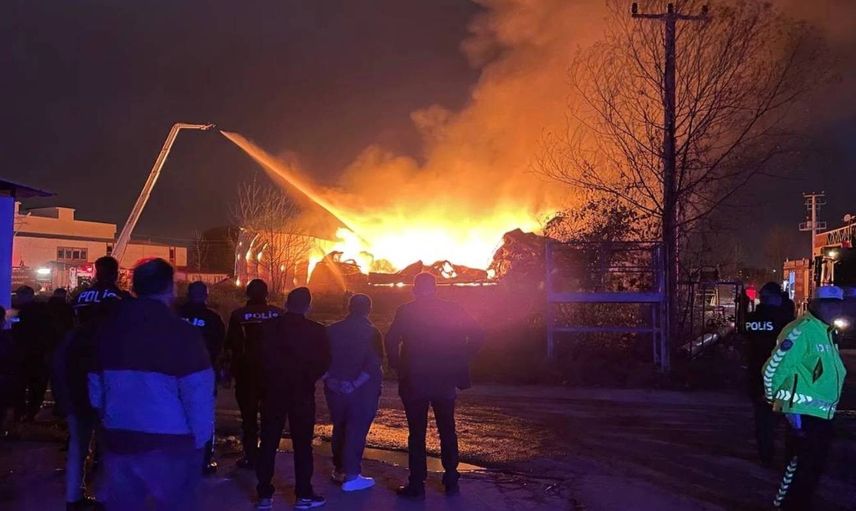 Sakarya’da korkutan yangın: Mobilya deposu alev aldı