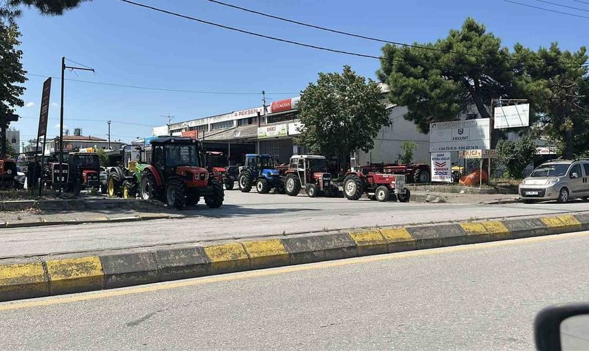 Sakarya'da trafikte kavga: Minibüse taş fırlatıldı