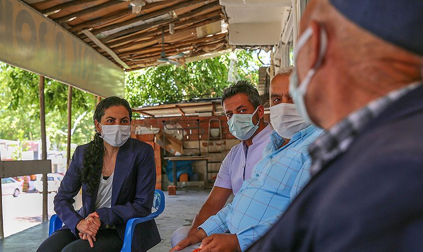 Salgınla Mücadele Devam Ediyor! Diyarbakır'da Kürtçe Öğrenen Kaymakam Vatandaşları Tek Tek İkna Ediyor