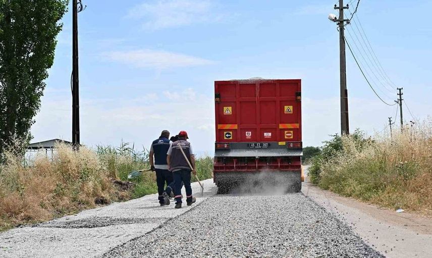 Salihli'de 5 Mahalleyi Birleştiren Yol Yenilendi