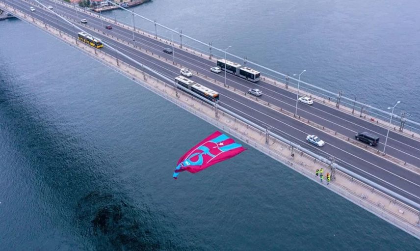 Şampiyon olan Trabzonspor’un bayrağı İstanbul Boğazı’na asıldı