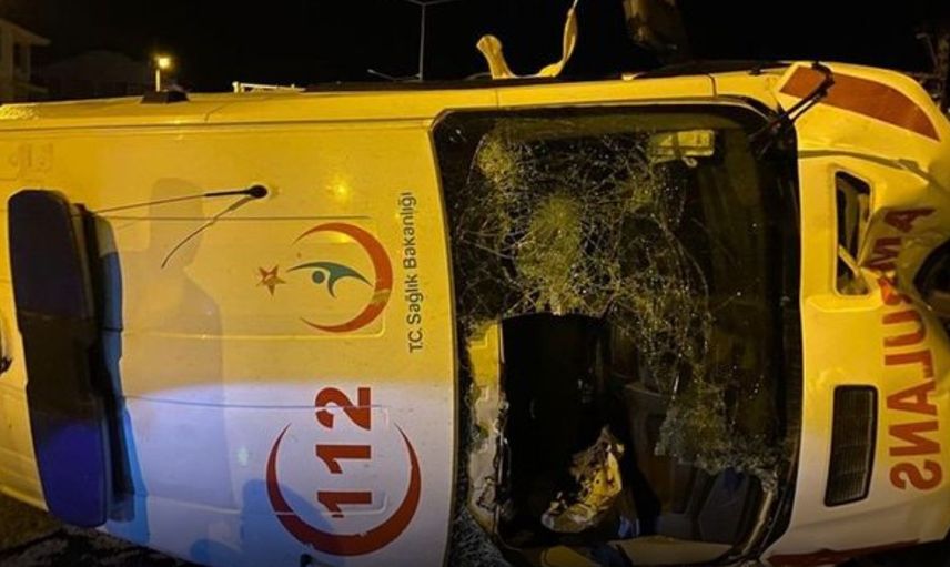 Samsun’da Ambulans ile Fındık Yüklü Kamyon Çarpıştı: 1 Sağlık Çalışanı Hayatını Kaybetti, 3 Yaralı