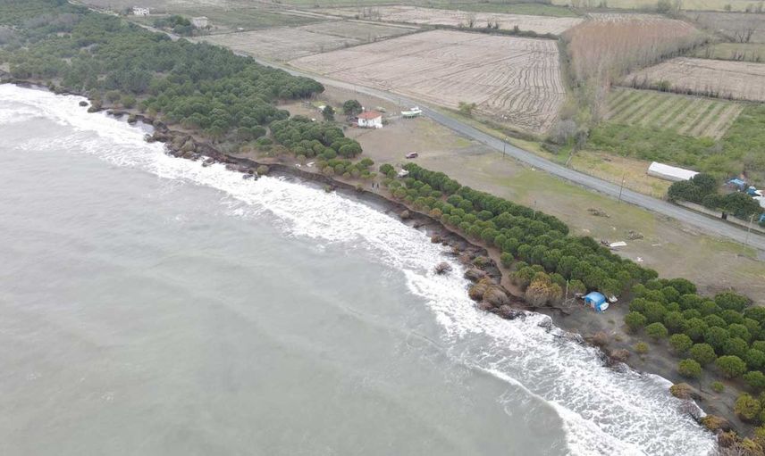 Samsun'da bir mahalle yok olmak üzere: Deniz 150 metre kumsalı yuttu