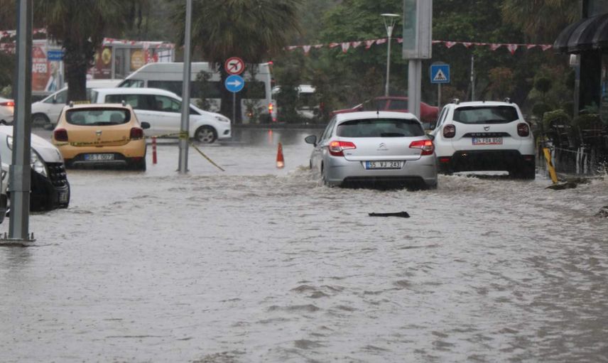 Samsun’da deniz karaya taşındı: Sağanak yağış hayatı felç etti