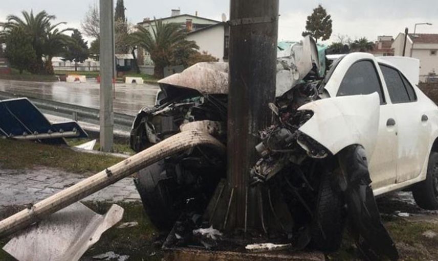 Samsun’da Direğe Çarpan Otomobil Hurdaya Döndü: 2 Ağır Yaralı
