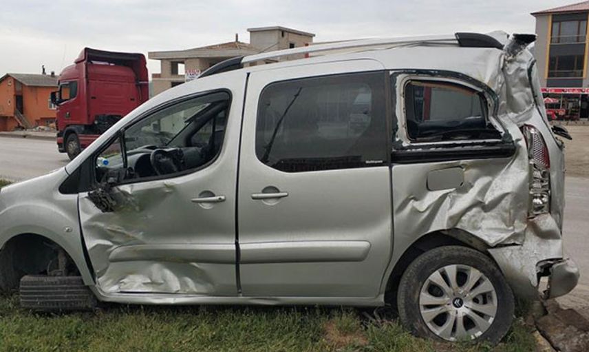 Samsun’da Hafif Ticari Araç İle Tır Çarpıştı: 2 Yaralı