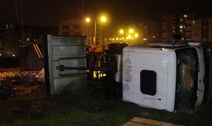 Samsun'da Kamyon Devrildi: 1 Yaralı
