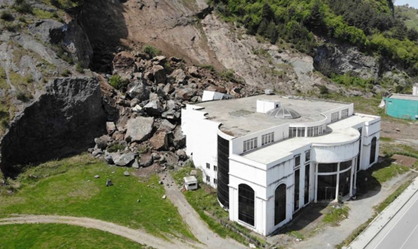 Samsun'da korkutan heyelan: Düğün salonu binası kayaları engelledi!