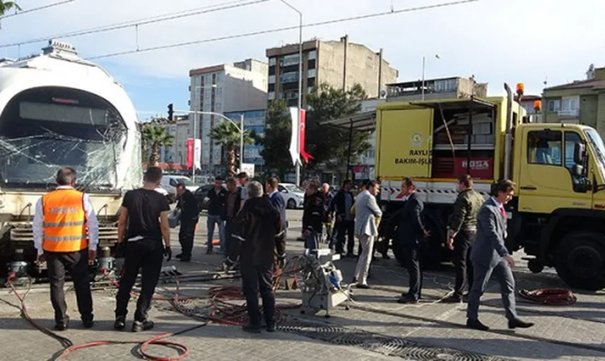 Samsun'da Tır İle Çarpışan Tramvay Raydan Çıktı