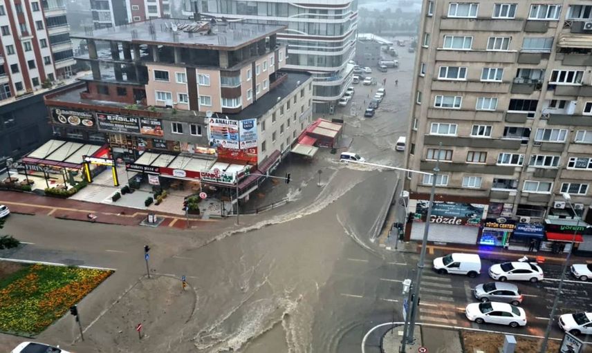 Samsun’da yoğun sağanak yağış: Ev ve iş yerlerini su bastı