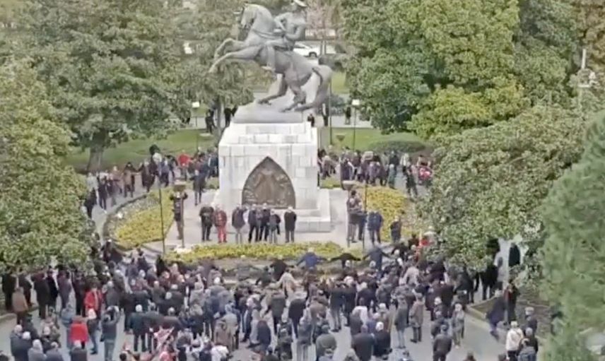 Samsun'daki Atatürk Anıtı'na Gidenler Heykel Etrafında Döndü
