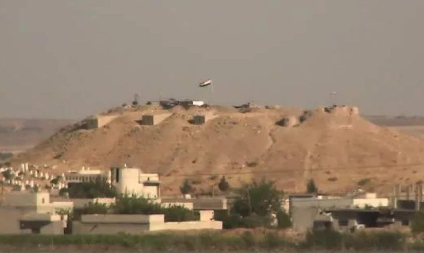 Şanlıurfa'da bayrak oyunu! PKK/YPG'li teröristler Ayn El Arap kentine rejim bayrağı asarak kamufle olmaya çalıştı