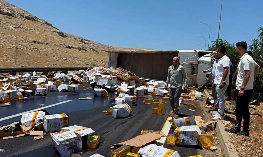 Şanlıurfa'da devrilen tırdaki yağ bidonları yola savruldu
