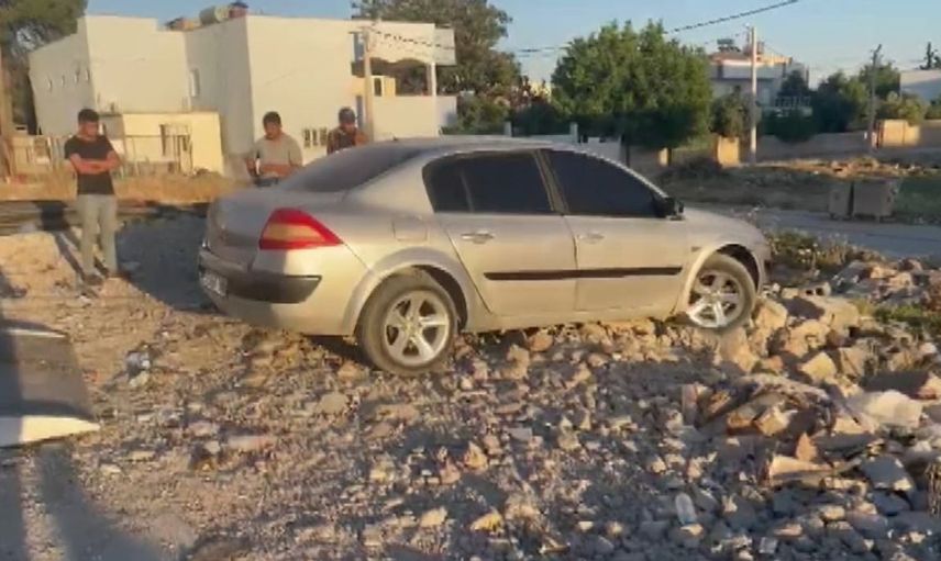 Şanlıurfa'da park halindeki aracın çukura düşmesi güvenlik kamerasında görüntülendi