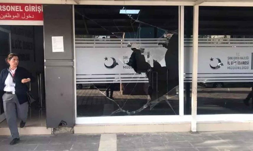 Şanlıurfa'da skandal olay: Suriye uyruklu göçmenler Göç İdaresi binasına taşlı saldırı gerçekleştirdi