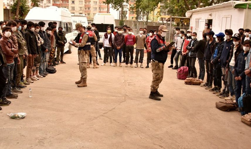 Şanlıurfa'da Üç Minibüste 101 Göçmen Yakalandı