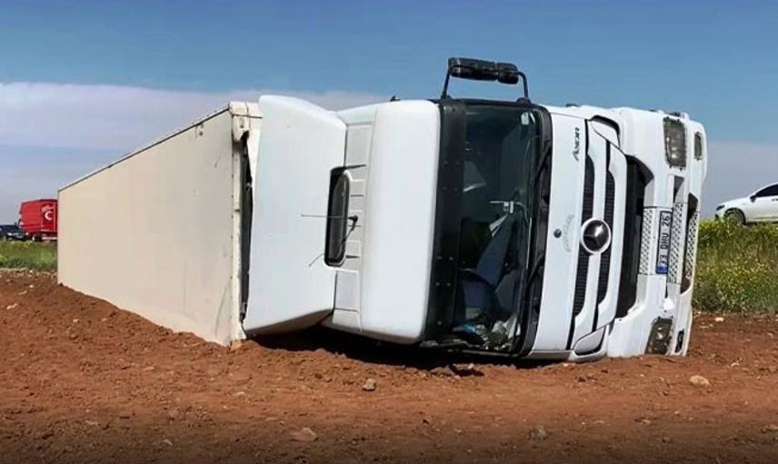 Şanlıurfa’dan İran’a Giden Tır Devrildi: 2 Yaralı