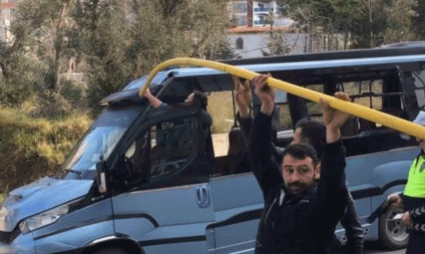 Şans Eseri Kurtuldu: Metal Boru Ön Cama Ok Gibi Saplandı!