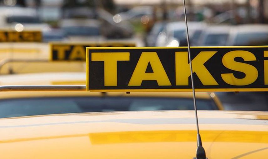 Sarı taksi terörü son bulmuyor, taksi sürücüsü yolcuların eşyalarını dışarı fırlattı!