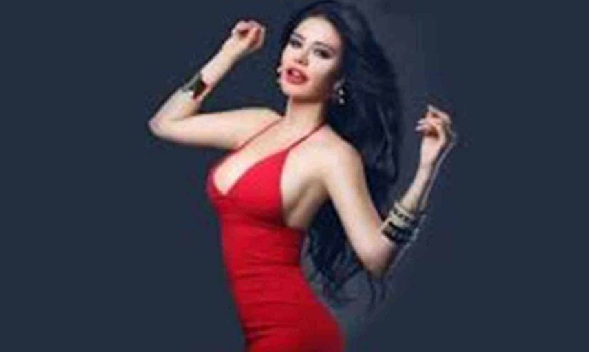 Şarkıcı Ebru Polat derin göğüs dekolteli cesur pozuyla yaktı geçti
