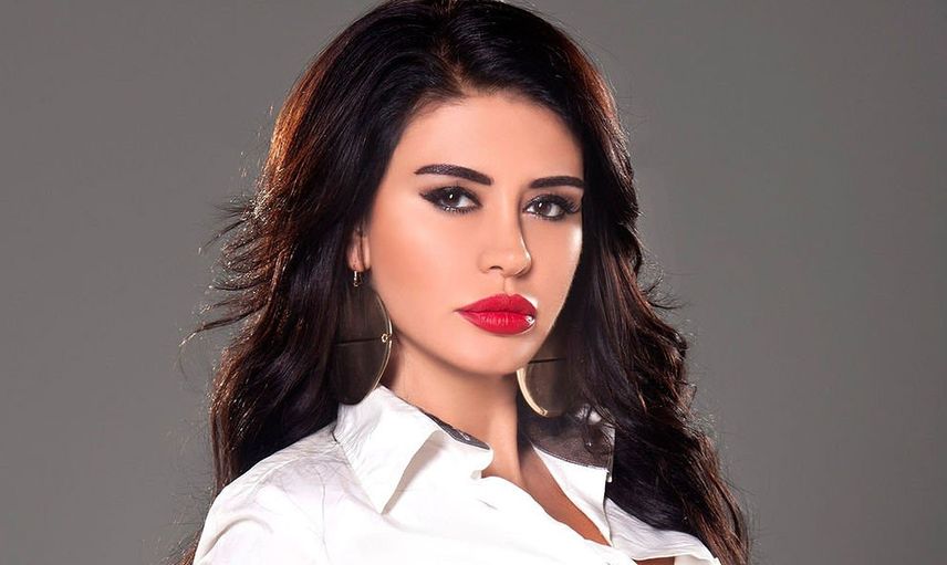 Şarkıcı Ebru Polat Sevgilisine Arkadaşı Tarafından Gönderilen Çıplak Fotoğrafları Yakalayınca Deliye Döndü!