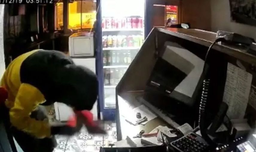 Şaşkın Hırsız Görenleri Hayrete Düşürdü: Önce Bayrağı Öptü Sonra Kasayı Boşalttı