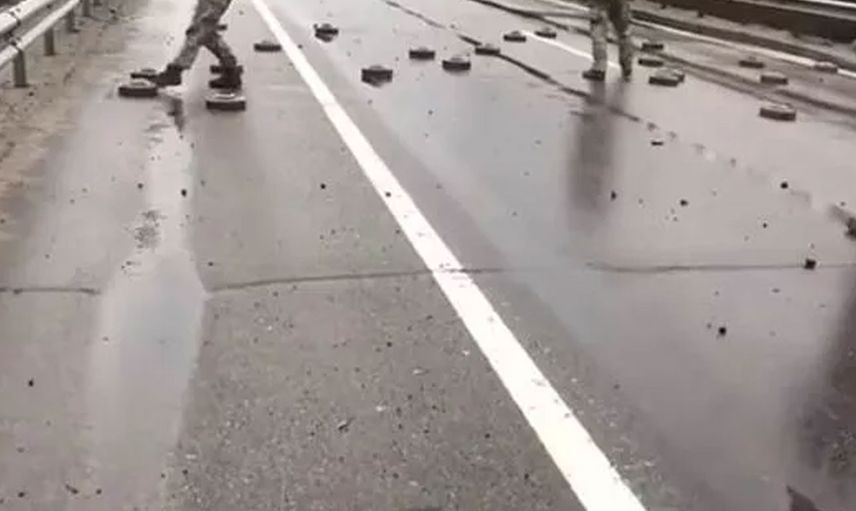 Savaşta görülmemiş olay! Ukraynalı askerler asfalttaki mayınları tekmeledi!