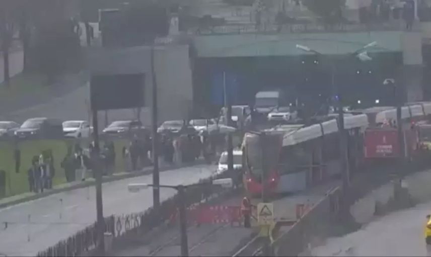 Seferler iptal edildi! Tramvay çarptı, hayatını kaybetti