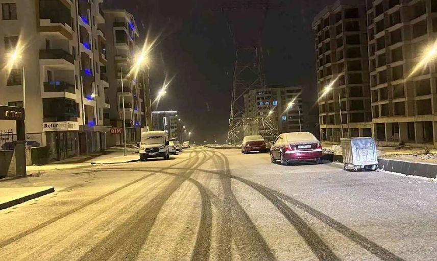 Şehir beyaza büründü: Vatandaşlar karın keyfini çıkardı