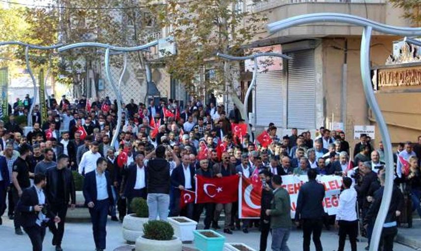 Şehit Ailesine Küfür Eden İYİ Partili Lütfü Türkkan'a Tepkiler Büyüyor, Halk Sokağa Döküldü!