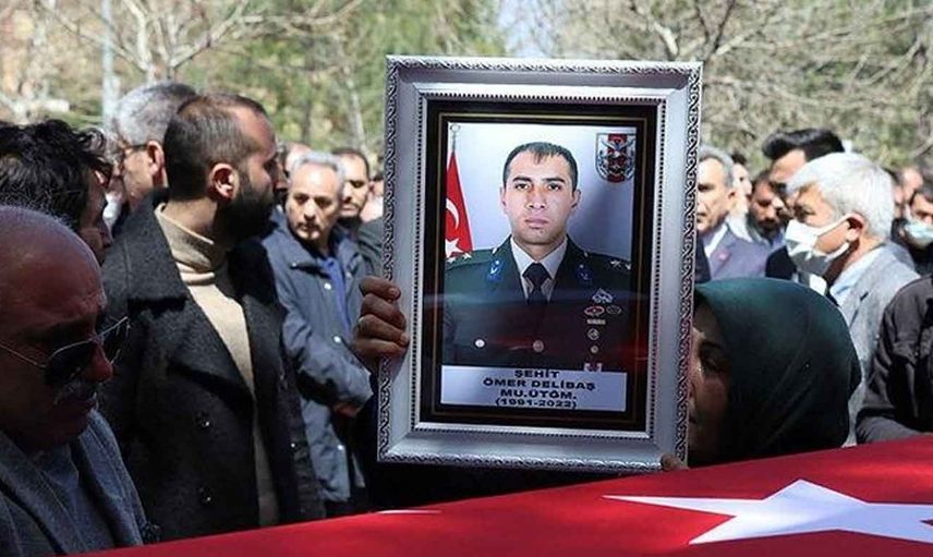 Şehit cenazesinde duygulandıran anlar: Şehit Mücahit Sınırtepe'nin annesi Şehit Ömer Delibaş'ın cenazesine katıldı!
