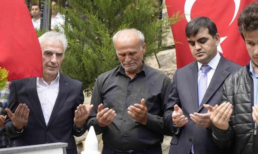 Şehit öğretmen necmettin yılmaz şehadetinin 9. yılında kabri başında anıldı