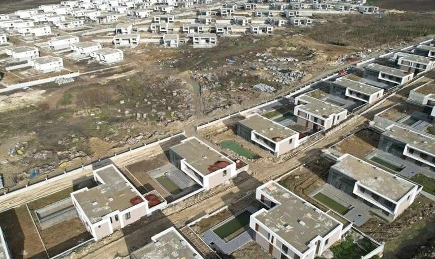 Şehitlere büyük saygısızlık: Mezarların üzerine villalar yapıldı!