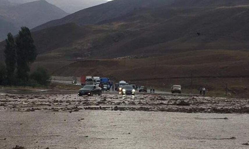 Sel Nedeniyle Van-Hakkari Kara Yolu Kapandı