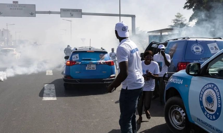 Senegal’de seçim ertelendi: Sokaklar yangın yerine döndü